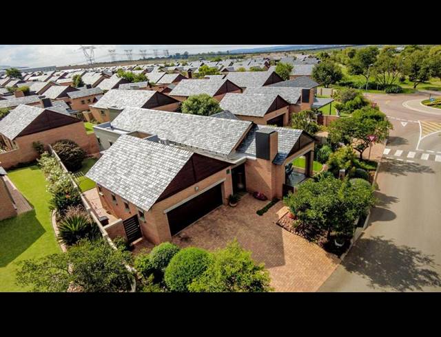 3 BEDROOM TOWNHOUSE FOR SALE IN RETIRE AT MIDSTREAM